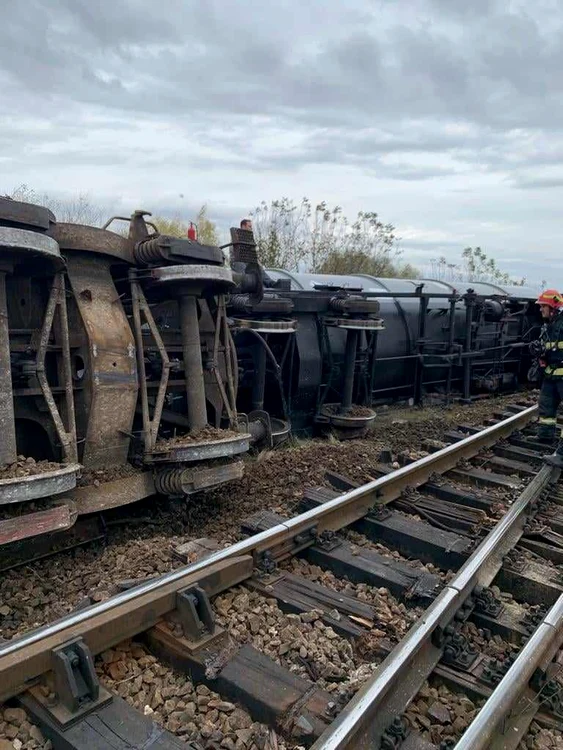 Vagoanele pline cu motorină s-au răsturnat FOTO ISU 