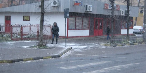 Zăpada i-a luat prin surprindere pe suceveni. Foto arhivă.