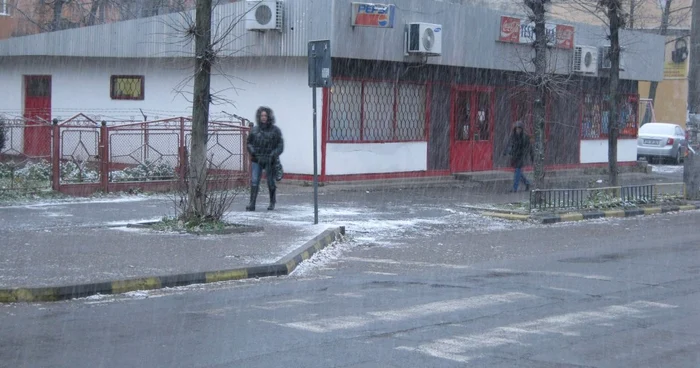 Zăpada i-a luat prin surprindere pe suceveni. Foto arhivă.