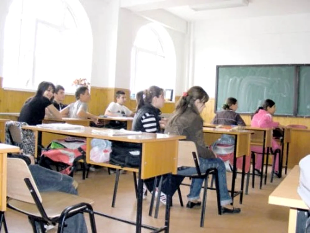 Elevul îl ajuta pe administratorul şcolii să mute un dulapFoto: arhivă personală