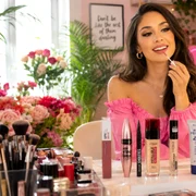 Rutina de machiaj în fața oglinzii cu o selecție de produse de make-up Foto Daciana Stoica/Adevărul