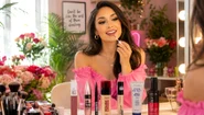 Rutina de machiaj în fața oglinzii cu o selecție de produse de make-up Foto Daciana Stoica/Adevărul