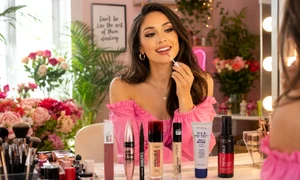 Rutina de machiaj în fața oglinzii cu o selecție de produse de make-up Foto Daciana Stoica/Adevărul