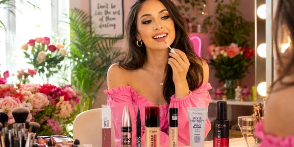Rutina de machiaj în fața oglinzii cu o selecție de produse de make-up Foto Daciana Stoica/Adevărul