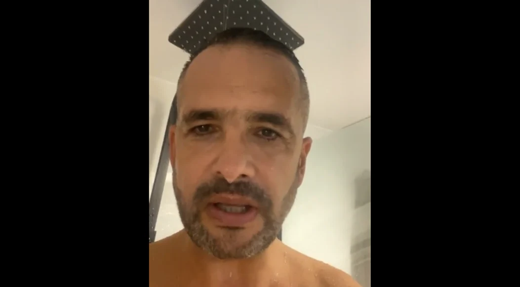 Mădălin Ionescu la duș. FOTO captură Video Facebook Madălin Ionescu