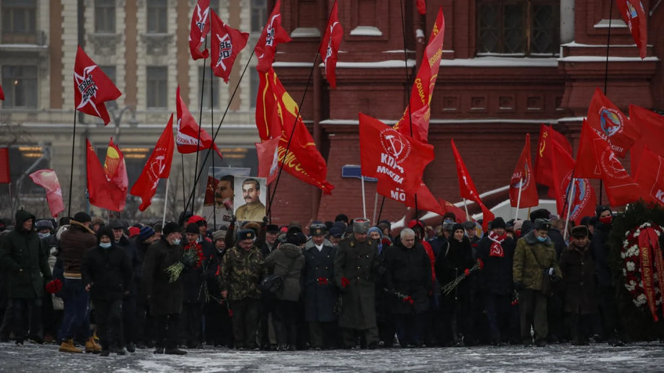 Admiratori ai lui Stalin si nostalgici ai Uniunii Sovietice adunati in Piata Rosie de langa Kremlin FOTO EPA-EFE