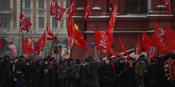 Admiratori ai lui Stalin si nostalgici ai Uniunii Sovietice adunati in Piata Rosie de langa Kremlin FOTO EPA-EFE