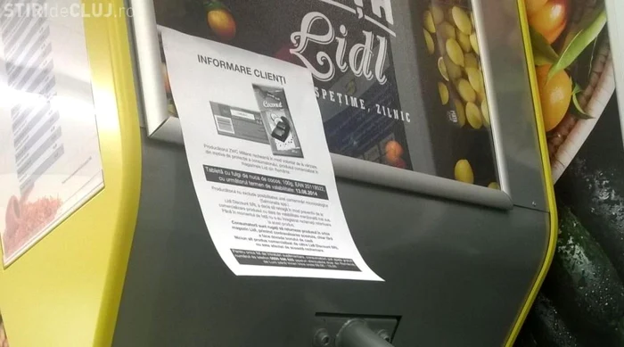 Foaia A4 care informează clienţii că e posibil să fi cumpărat ciocolată cu salmonella. FOTO: stiridecluj.ro