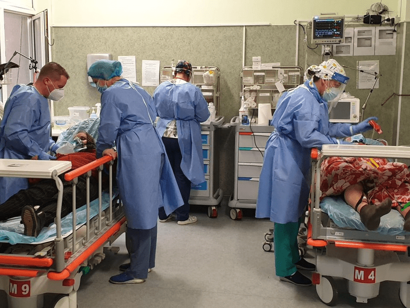 Bătrâne din Suceava, ajunse la spital în șoc hipotermic. Ambele zăcuseră în frig, una căzută în curte, alta în pat