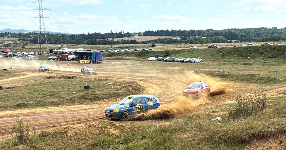 Accident grav la Rally Cross în Argeș: doi spectatori răniți după ce o roată s-a desprins dintr-o mașină