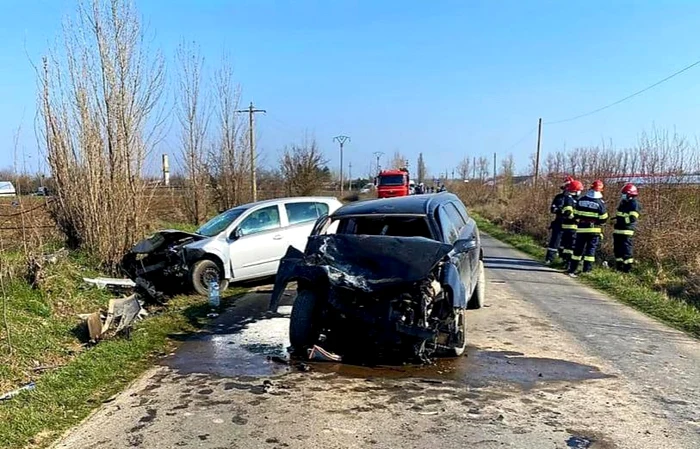Două autoturisme s-au ciocnit violent pe DJ 101 FOTO IPJ Ialomiţa