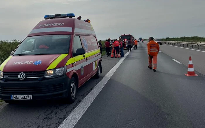 Două persoane au ajuns la spital după ce autocarul în care se aflau, s-a rasturnat pe A1. FOTO ISU D