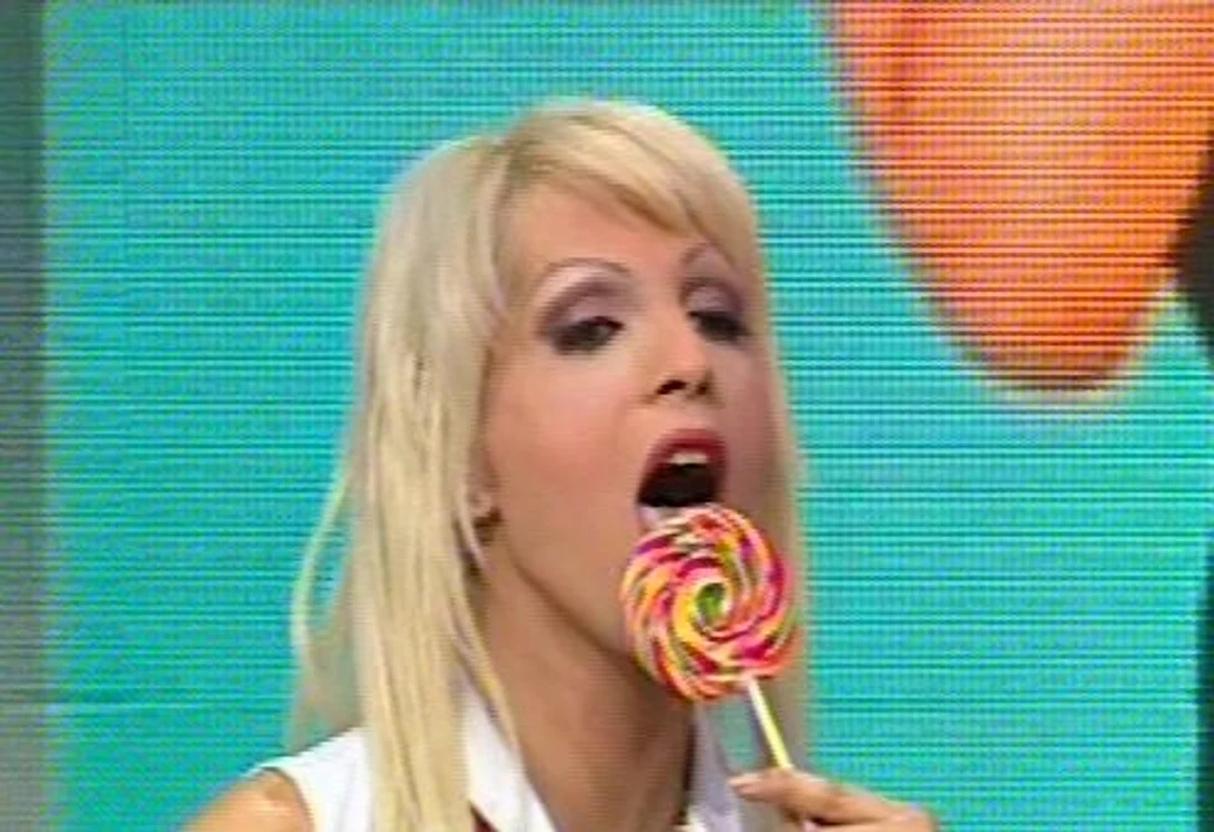 
    Naomi dă lecţii de lins acadele  