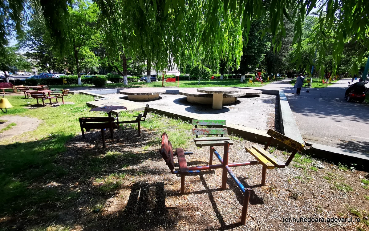 Bănci rupte în Parcul central din Huendoara. Foto: Daniel Guță. ADEVĂRUL