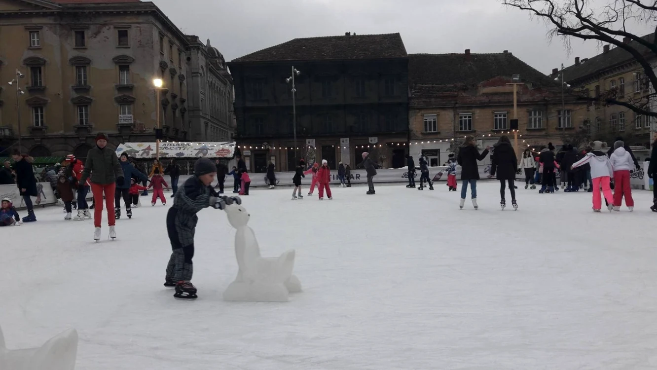 Patinoarul din Piaţa Libertăţii FOTO Ş.Both