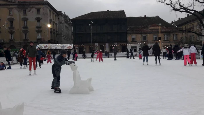 Patinoarul din Piaţa Libertăţii FOTO Ş.Both