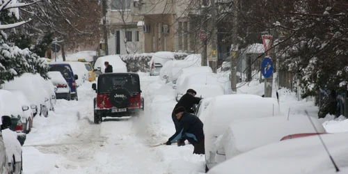 Străzile dintre blocurile din Iaşi sunt impracticabile din cauza zăpezii