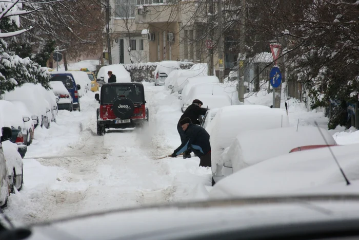 Pe străzile din cartierele Iaşiului circulaţia maşinilor este o aventură Foto: arivă Adevărul