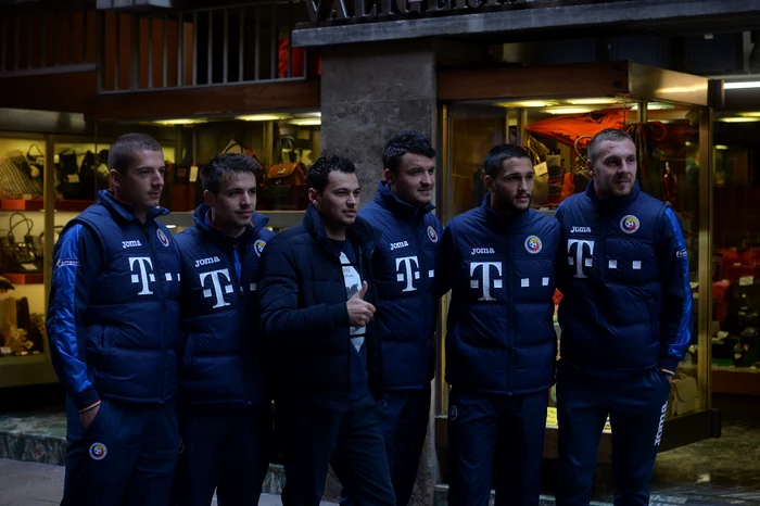 Tricolorii au fost deschişi în momentul când fanii întâlniţi pe stradă le-au cerut o fotografie de grup