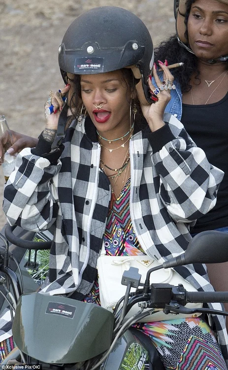 Plimbările cu ATV-ul sunt printre distracţiile favorite ale artistei