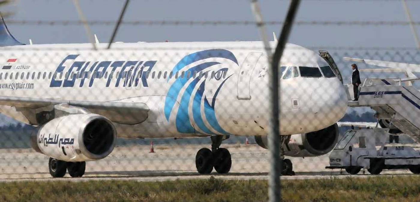 Avionul - Airbus A320 al companiei EgyptAir, care decolase de la Paris cu destinaţia Cairo şi avea 66 de persoane la bord - a dispărut în noaptea de miercuri spre joi de pe radare FOTO AP