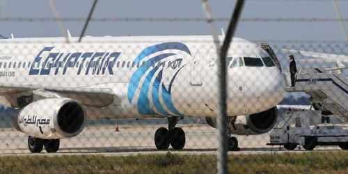 Avion deturnat Egypt Air pe aeroportul din Larnaca Cipru FOTO AP