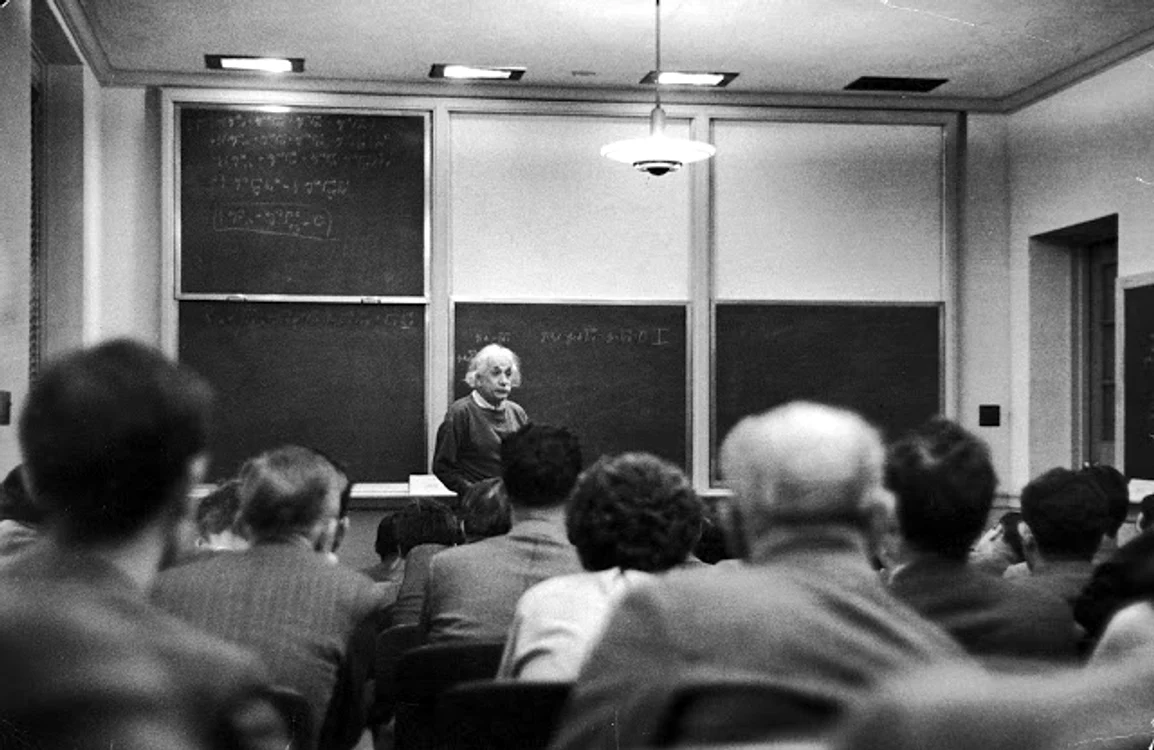Albert Einstein la primul curs de la Institutul pentru Studii Avansate (Alfred Eisenstaedt—The LIFE Picture Collection/Getty Images)
