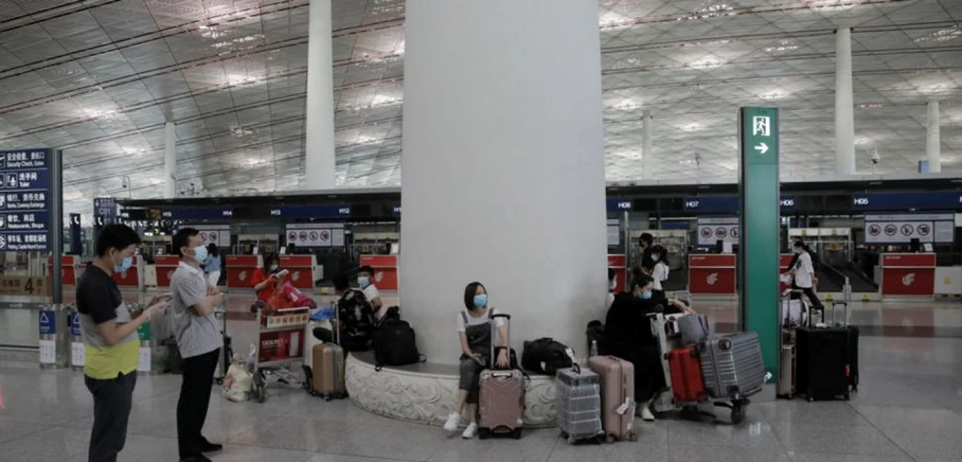 Pasageri pe Aeroportul Internaţional din Beijing FOTO EPA-EFE