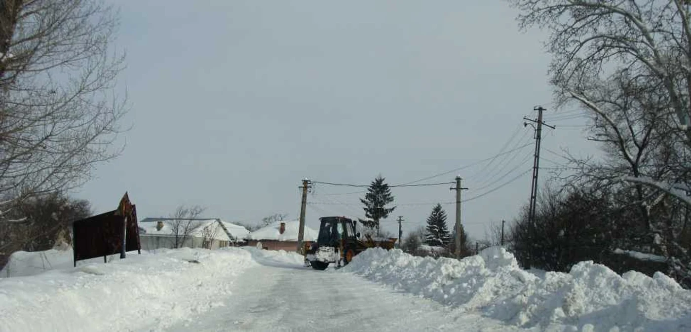Deszăpezirea drumurilor judeţene din Vâlcea, cu... „cântec”