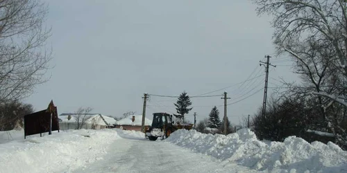 Deszăpezirea drumurilor judeţene din Vâlcea, cu... „cântec”