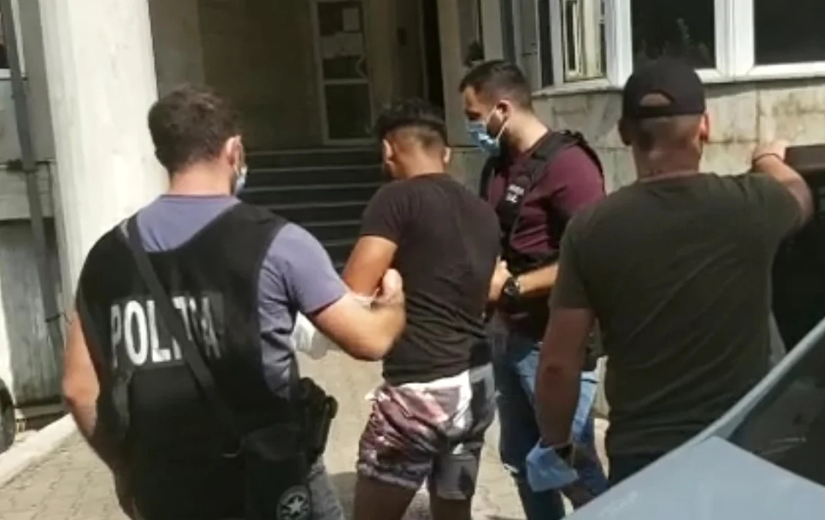 Tânărul avea pete de sânge pe haine atunci când a fost adus la audieri