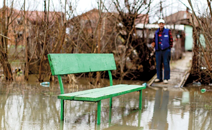 Locuitorii de la periferia Timişoarei se luptă de o săptămână cu apele