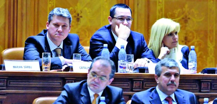 Victor Ponta şi Elena Udrea, în vremea când erau colegi de Guvern Foto: Mediafax