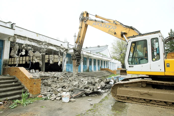 
    Demolarea a început în  cursul dimineţii de ieri   