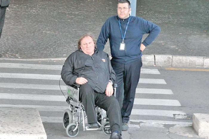Actorul este ajutat să se deplaseze de un îngrijitor (Fotografii: Hepta)