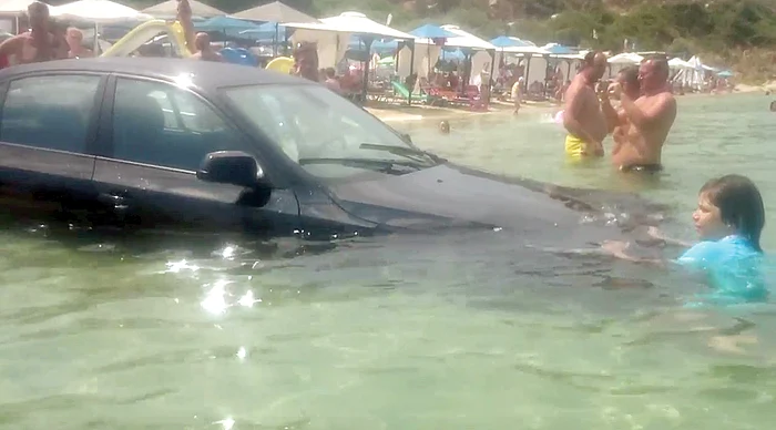 În timp ce unii turişti au încercat să dea o mână de ajutor, alţii n-au ratat ocazia de a-şi face câteva selfiuri
