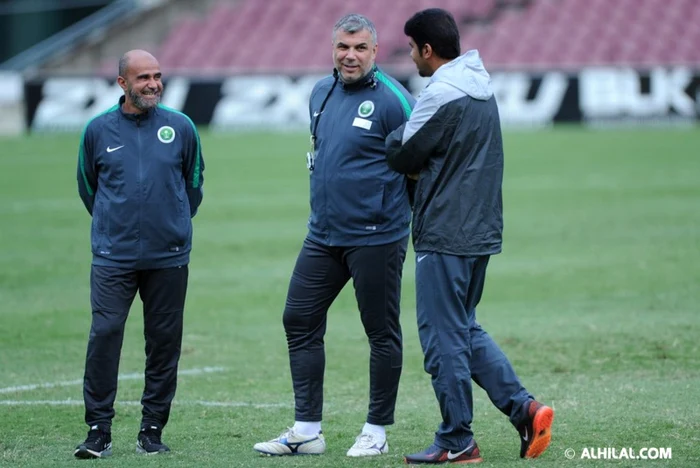 Cosmin Olăroiu (centru) va participa în Cupa Asiei cu Arabia Saudită. FOTO: alhilal.com