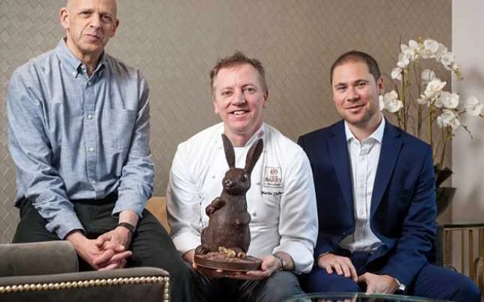 Ciocolatierul Martin Chiffers în centru, împreună cu opera sa, şi doi reprezentanţi ai bijuteriei 77 Diamonds. FOTO Daily Mail
