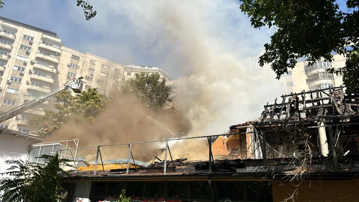 Acoperișul unui fost restaurant din București a luat foc FOTO: ISU