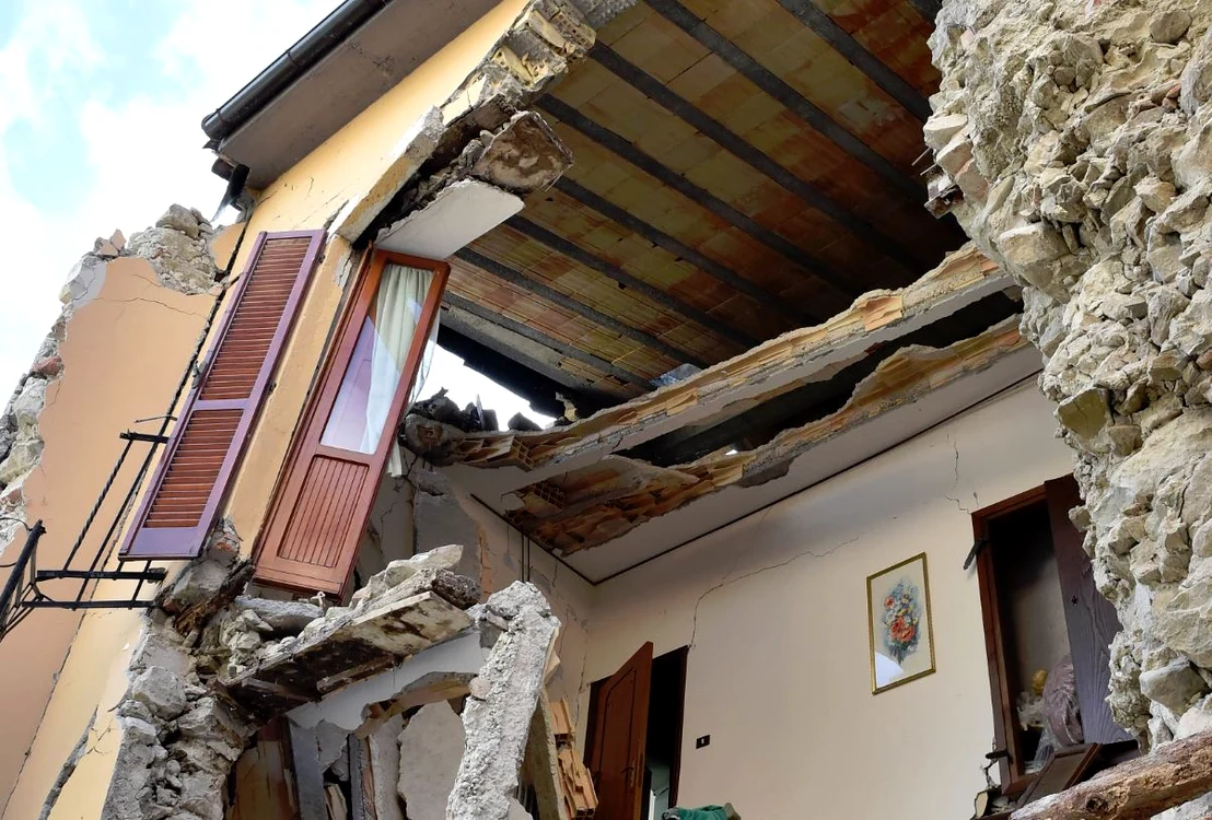 Altă clădire din Amatrice care a lăsat o speranță celor care o locuiau. Foto: Getty