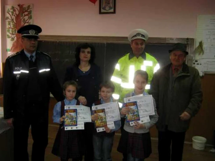 Adriana Herepean, Alexia Gherasim şi Radu Moldovan sunt cei trei elevi ai Şcolii Ioan Vlăduţiu premiaţi de poliţişti