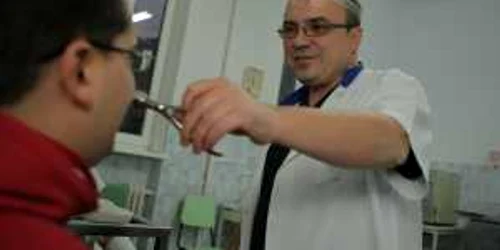 Sute de pacienţi trec, lunar, pragul cabinetului doctorului Bronescu. Foto: Bogdan Crăciun