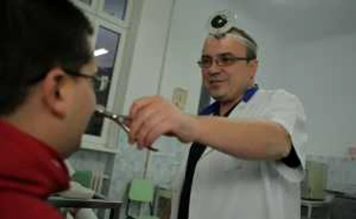 Sute de pacienţi trec, lunar, pragul cabinetului doctorului Bronescu. Foto: Bogdan Crăciun