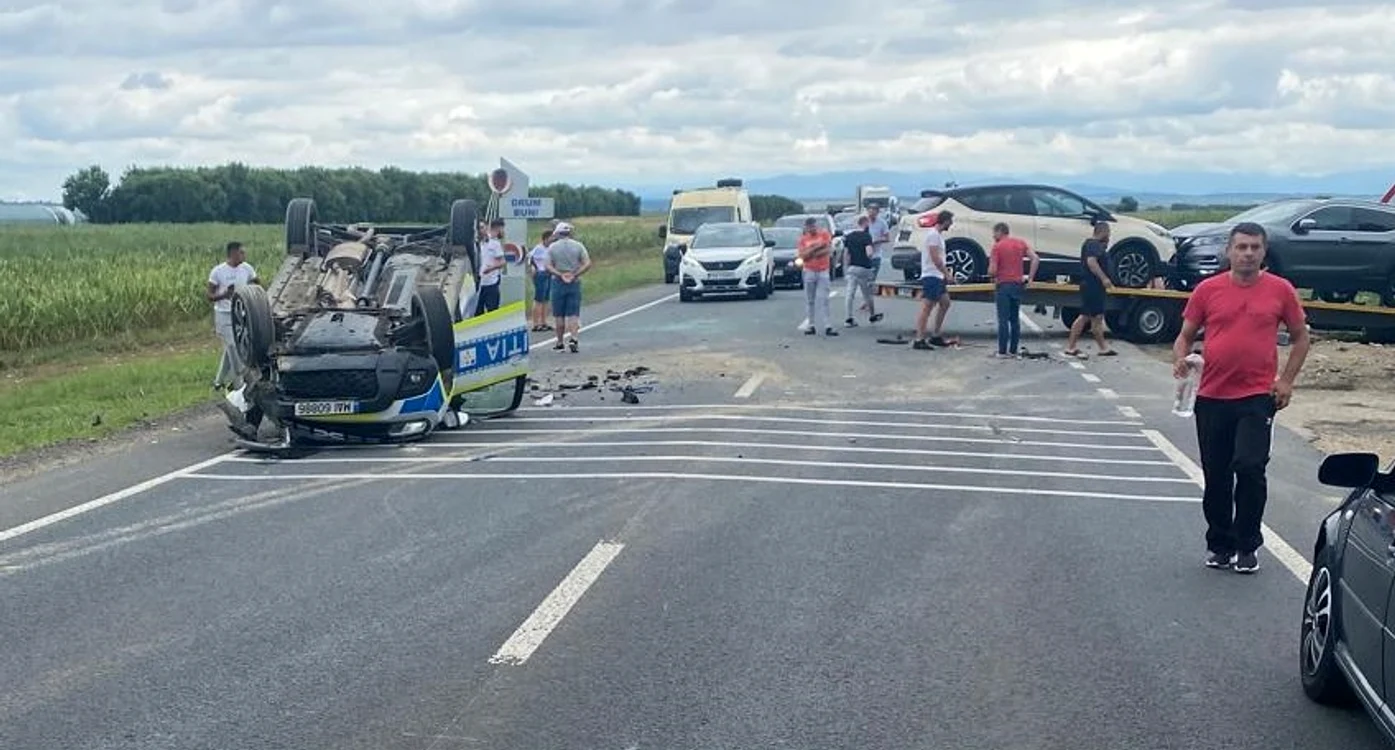 Mașina de poliție s-a răsturnat FOTO: ISU Țimiș