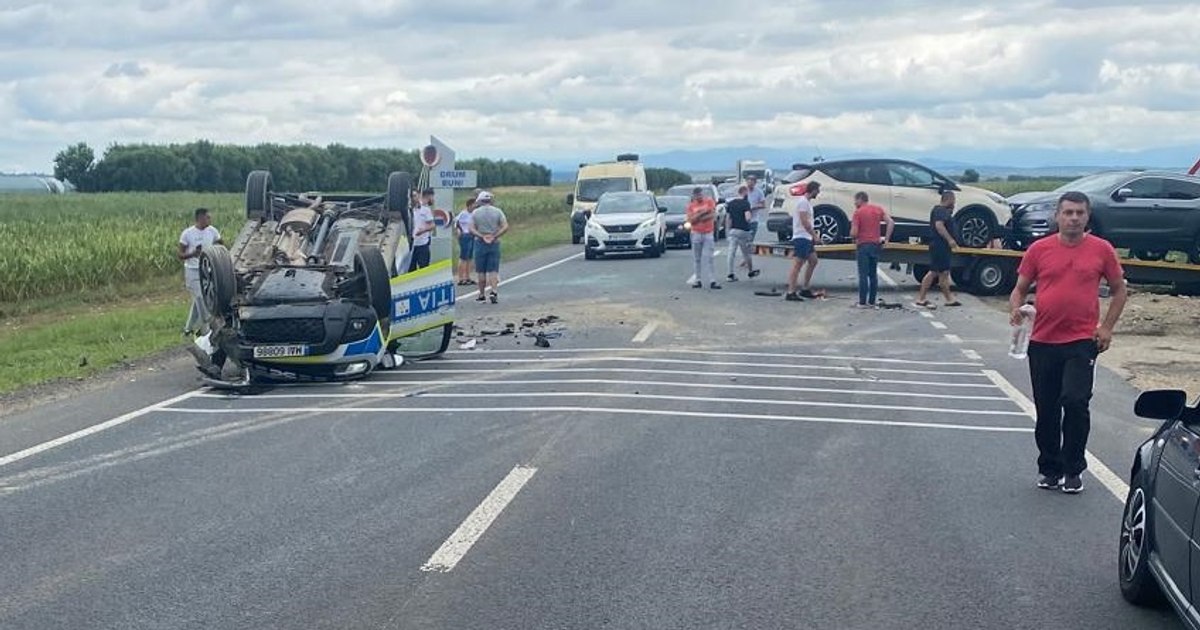 Accident grav cu trei mașini, inclusiv o autospecială de poliție; sunt victime.