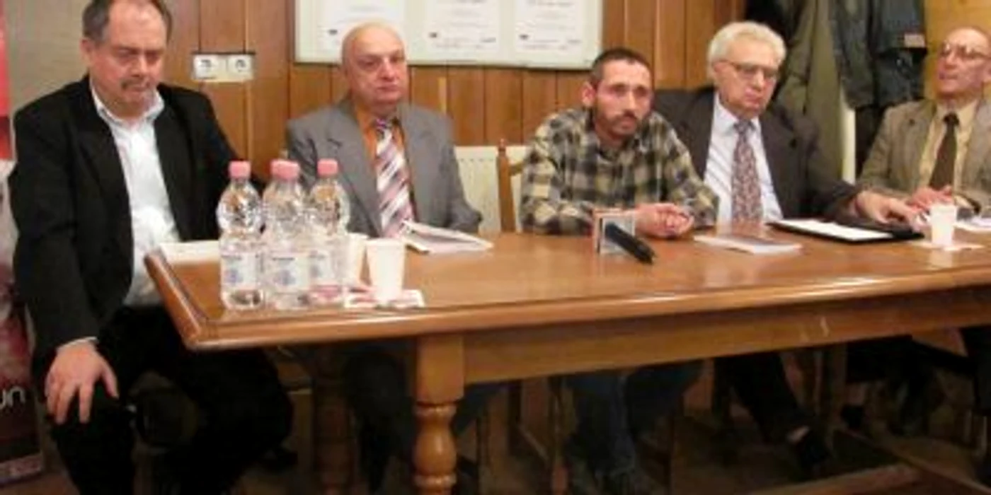 Virgil Andronescu, în mijloc, încadrat de greii genului. FOTO: NICOLETA BUTNARU