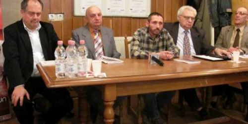 Virgil Andronescu, în mijloc, încadrat de greii genului. FOTO: NICOLETA BUTNARU