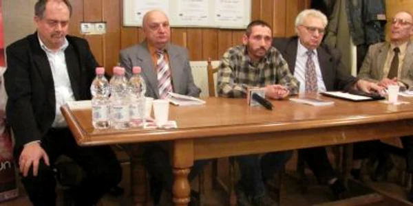 Virgil Andronescu, în mijloc, încadrat de greii genului. FOTO: NICOLETA BUTNARU