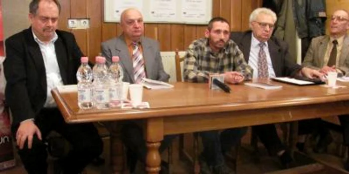 Virgil Andronescu, în mijloc, încadrat de greii genului. FOTO: NICOLETA BUTNARU