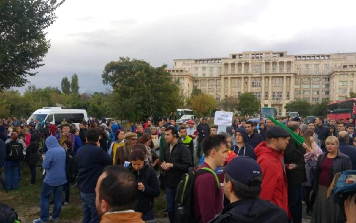 Peste 1.000 de oameni au venit în faţa Palatului Parlamentului, în ciuda vremii ploioasefoto: adevarul.ro